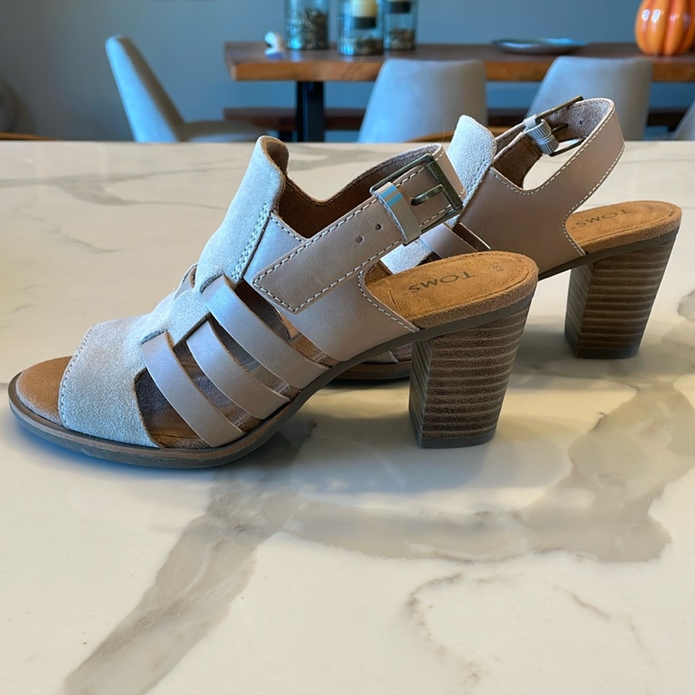 Tom’s tan sandals